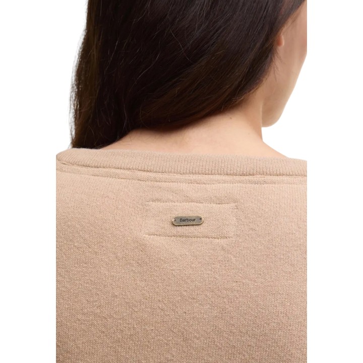 Detalle posterior del jersey de punto beige Barbour Pendle Crew Knit LKN1075