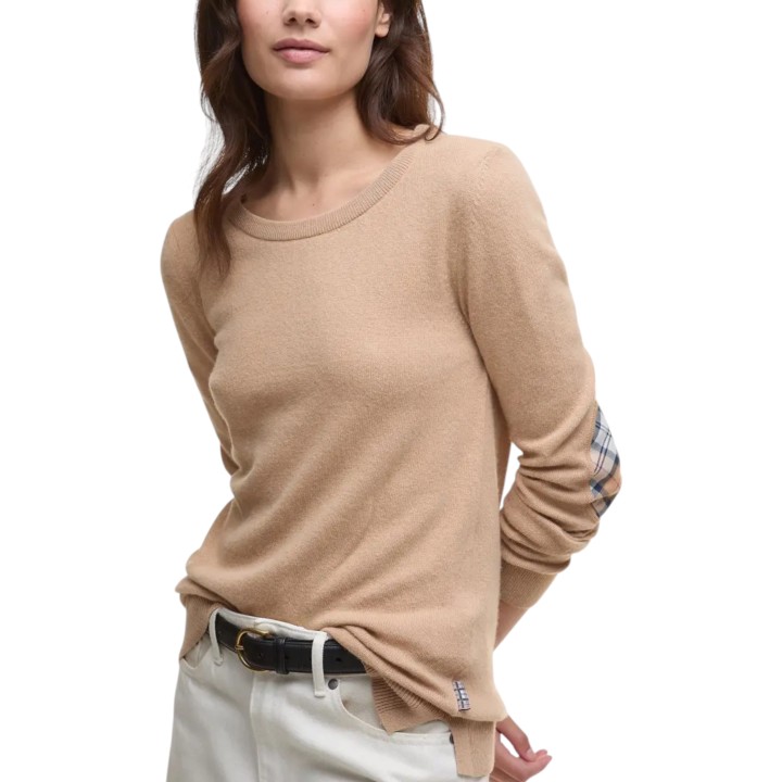 Detalle de tres cuartos del jersey de punto beige Barbour Pendle Crew Knit LKN1075