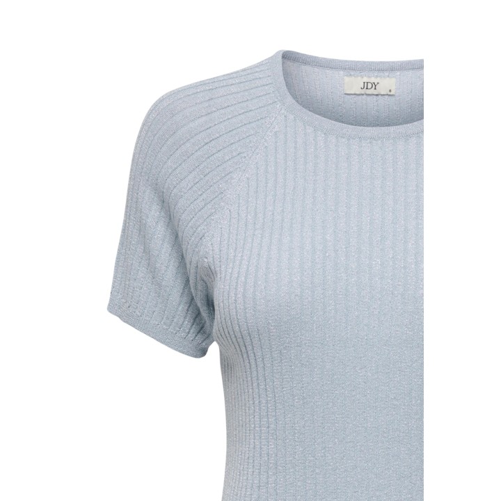 Detalle frontal del jersey Jacqueline de Yong azul pálido con cuello redondo
