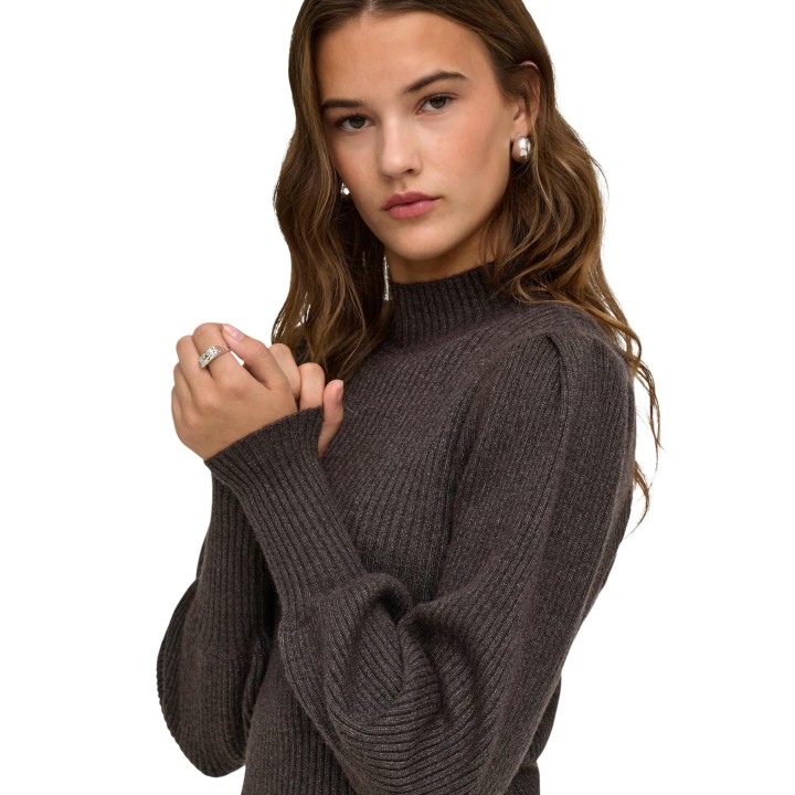 Detalle del jersey marrón de mujer Only modelo 15232494 en vista de tres cuartos