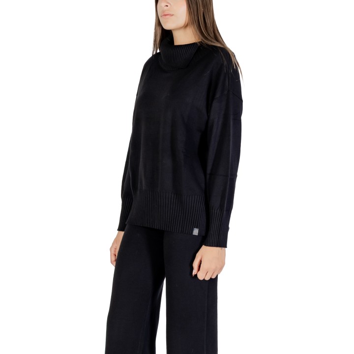 Choral jersey de cuello alto negro para mujer vista de tres cuartos