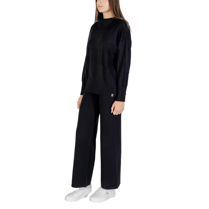 Choral jersey de cuello alto negro para mujer vista de tres cuartos
