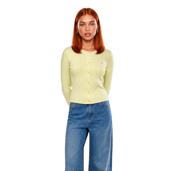 I am cárdigan de mujer amarillo de algodón trenzado vista frontal con modelo