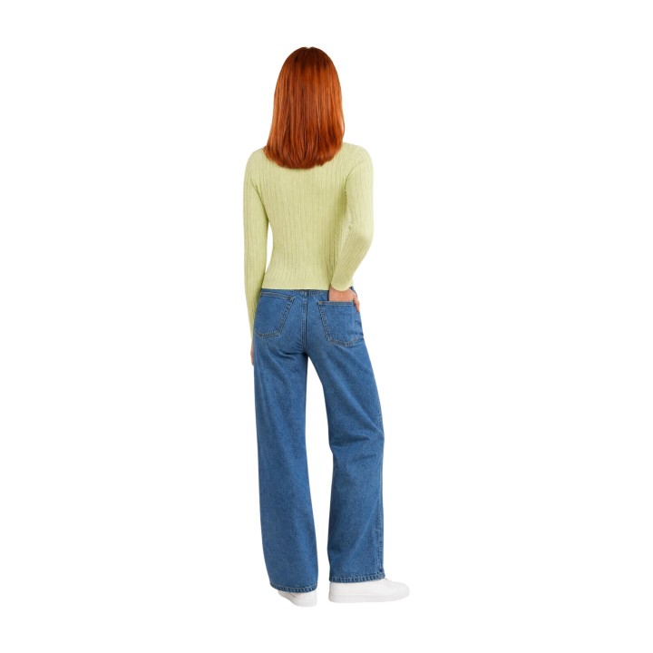 I am cárdigan de mujer amarillo de algodón trenzado vista posterior con modelo