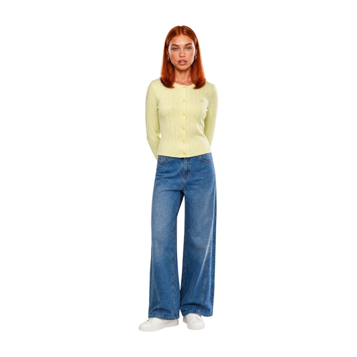 I am cárdigan de mujer amarillo de algodón trenzado vista frontal con modelo