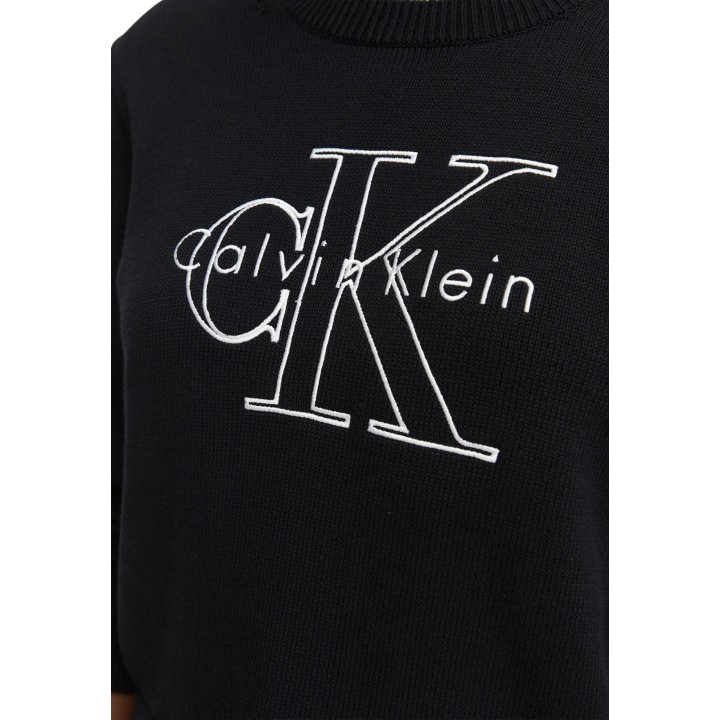 Detalle del logo bordado en jersey negro de mujer Calvin Klein Jeans