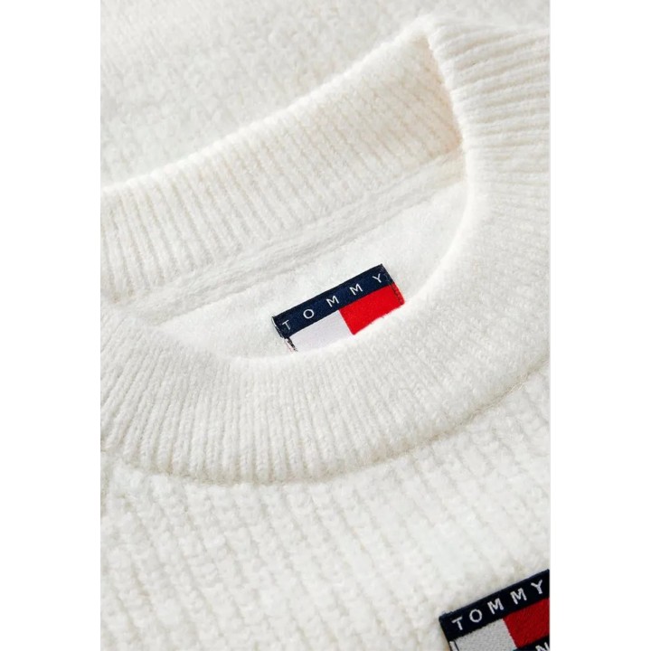 Detalle del cuello y logo de jersey blanco de punto para mujer Tommy Hilfiger Jeans