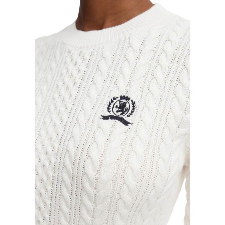 Detalle del jersey blanco de mujer Tommy Hilfiger Jeans con logo bordado