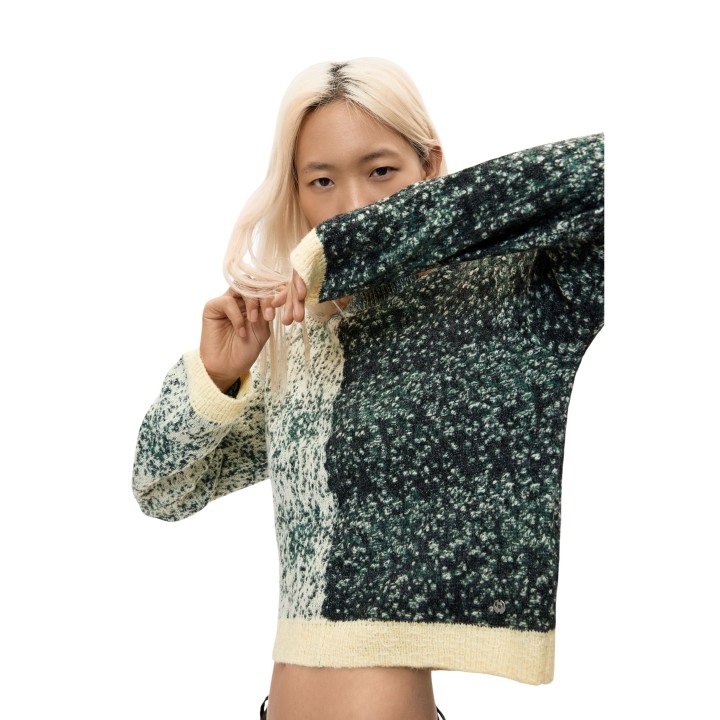 Detalle frontal del jersey verde de mujer Desigual JERS_EARTH 26WWJF16