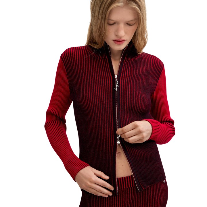 Detalle frontal del cárdigan rojo de mujer Desigual JERS_BLOODY 26WWJF22