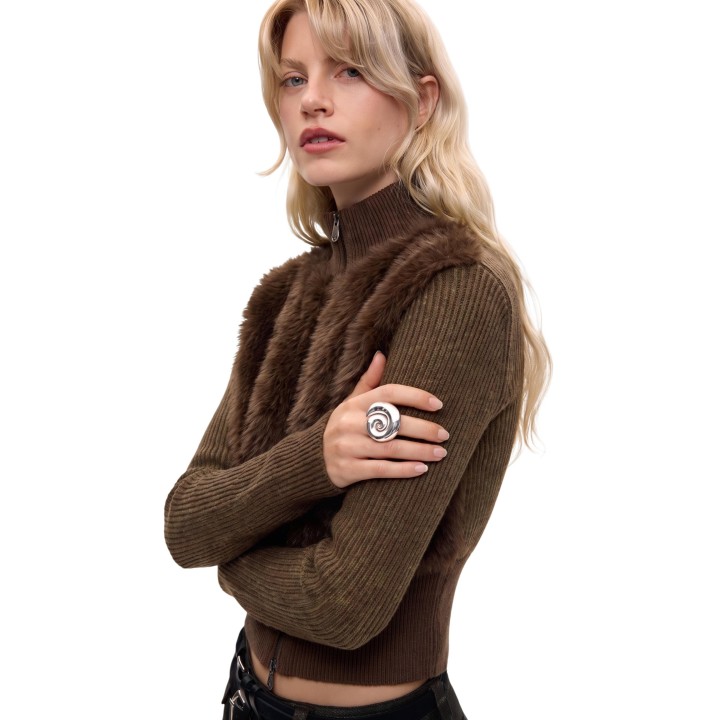 Desigual cárdigan de mujer marrón con pelo sintético vista lateral de detalle