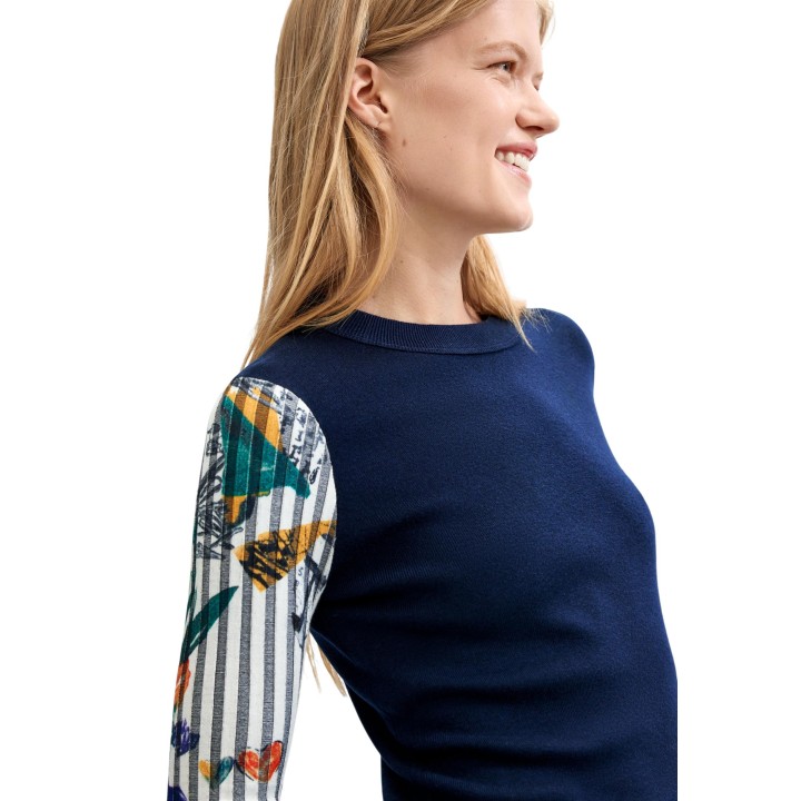 Detalle de jersey Desigual de mujer azul con manga estampada