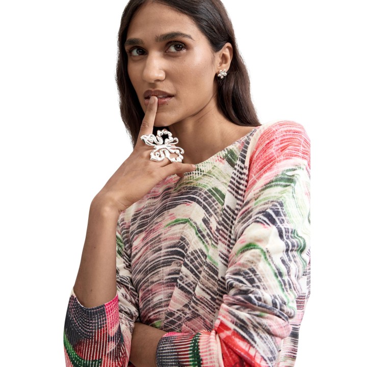 Detalle del jersey de mujer Desigual rojo multicolor con estampado abstracto