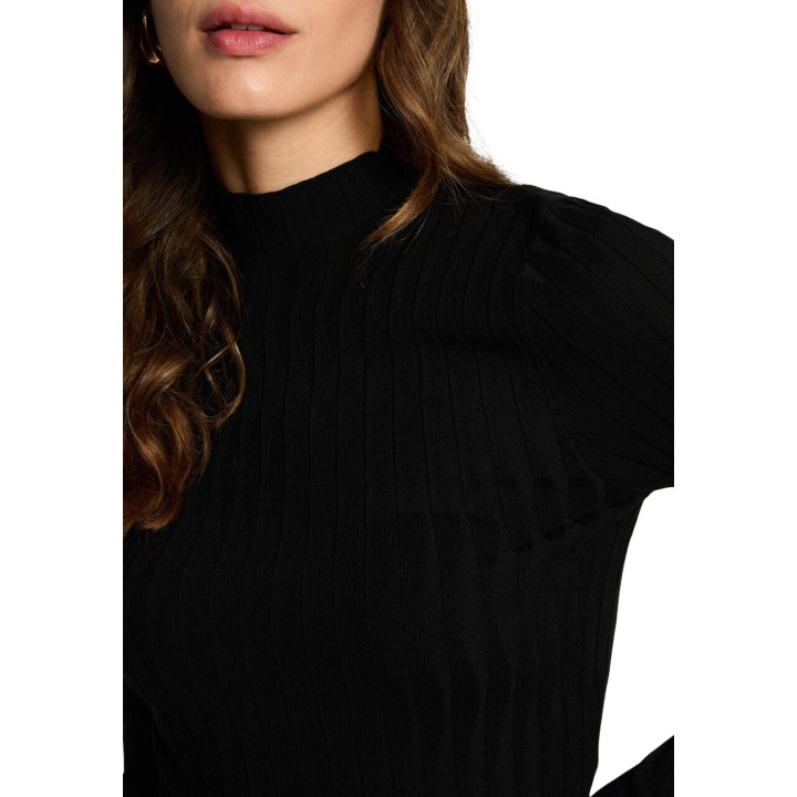 Detalle del cuello y tejido del jersey negro Morgan De Toi 252-MROYA