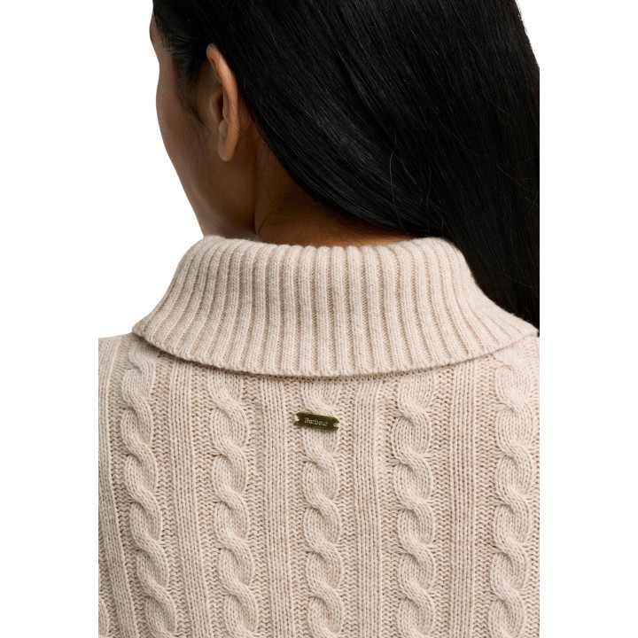 Detalle posterior del cuello y logo del jersey Barbour Ambleside beige claro