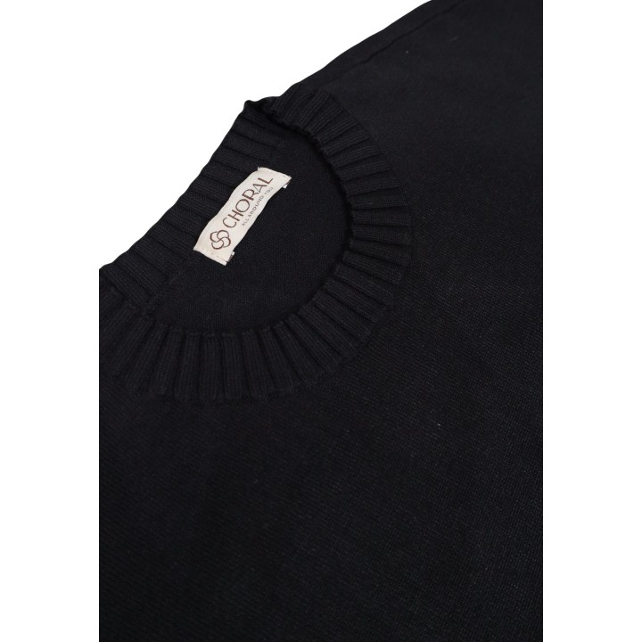 Detalle del cuello de jersey negro Choral para mujer
