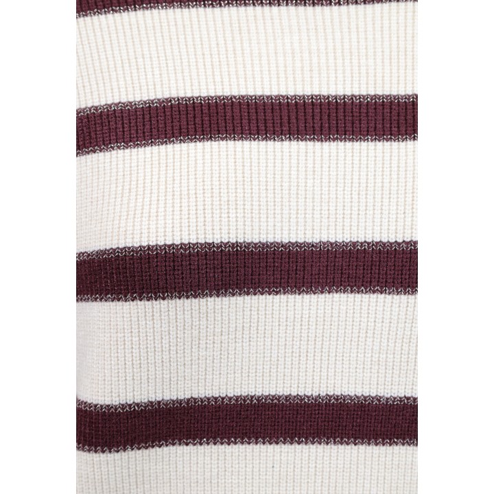 Detalle del tejido bordeaux del jersey Choral de cuello alto para mujer