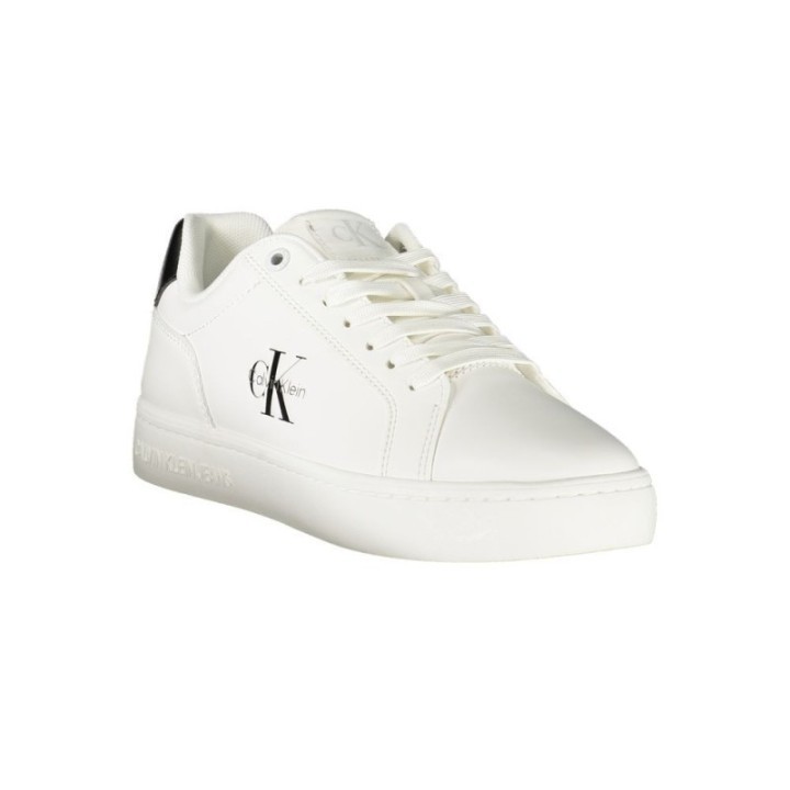 Zapatilla blanca de mujer Calvin Klein en poliester vista lateral con logo y detalle del talón negro