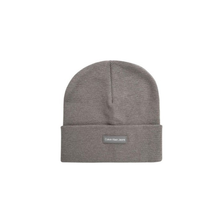Gorro gris de poliéster reciclado para mujer Calvin Klein vista frontal con parche de logo