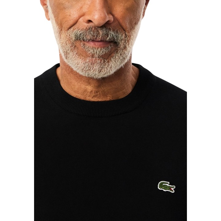 Detalle del cuello y logo del jersey Lacoste de hombre negro AH0128-00