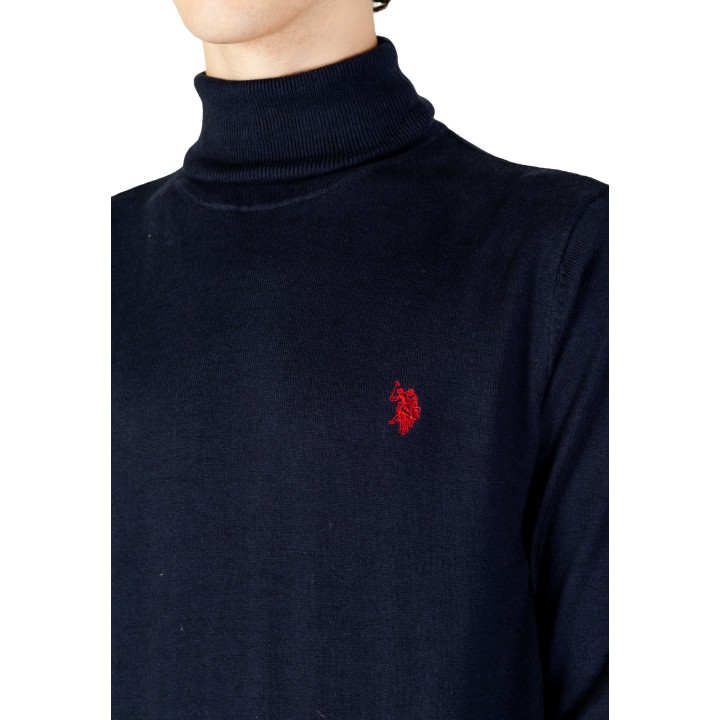 Detalle del cuello alto y logotipo de U.S. Polo Assn. en jersey azul para hombre