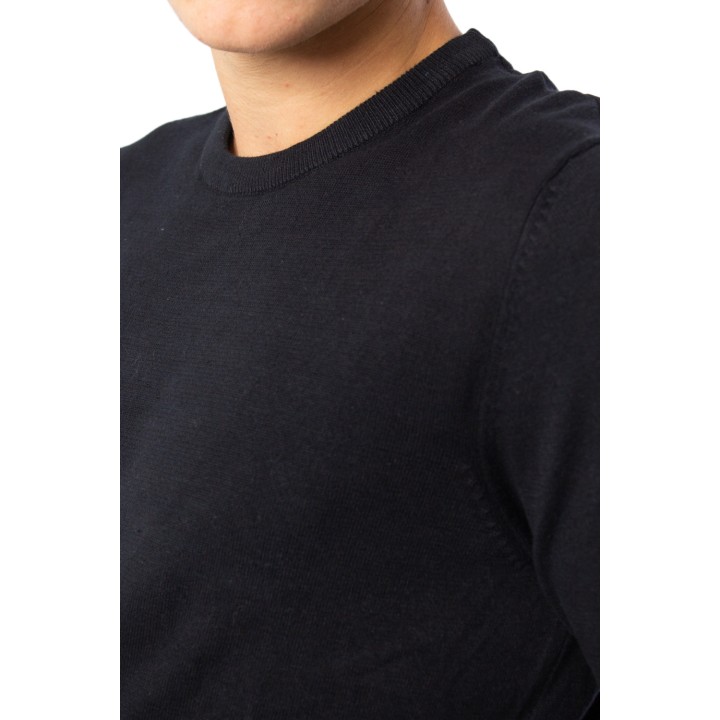 Detalle del cuello redondo de jersey negro Jack Jones para hombre