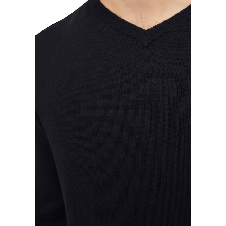 Detalle del cuello de pico y tejido de punto del jersey negro Jack Jones 12137194