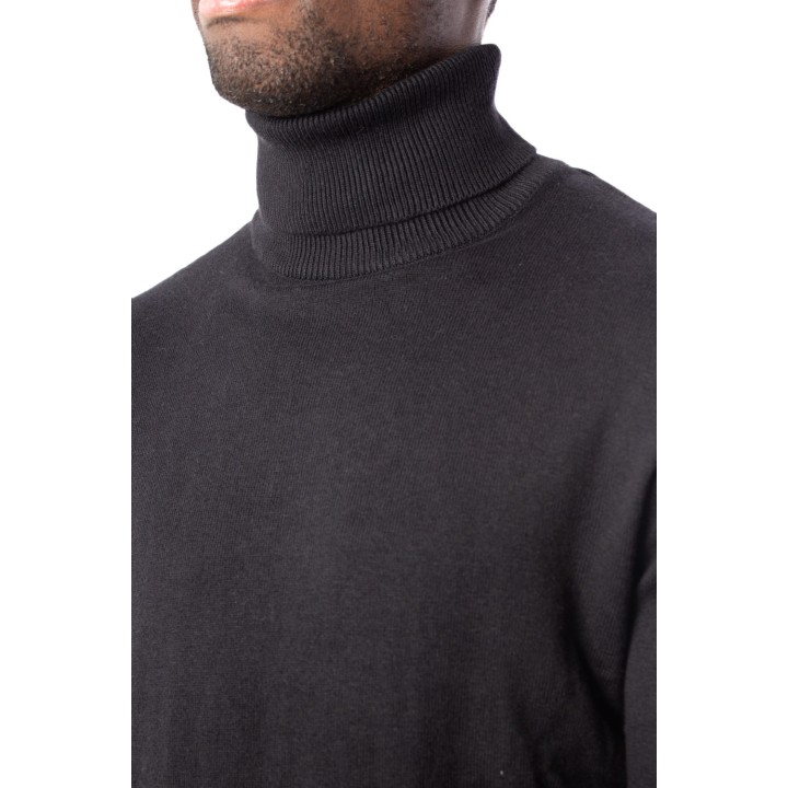 Detalle del cuello alto y tejido negro del jersey Jack Jones para hombre