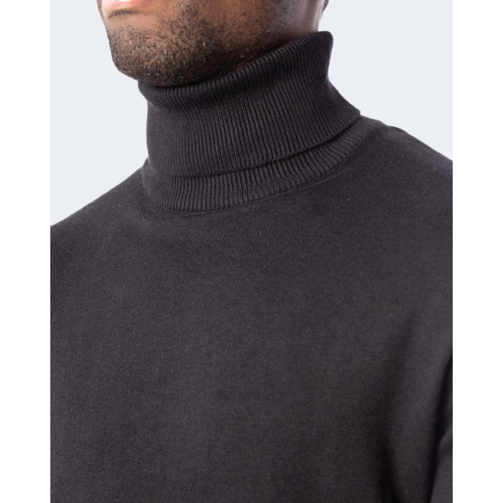 Detalle del cuello alto y tejido negro del jersey Jack Jones para hombre