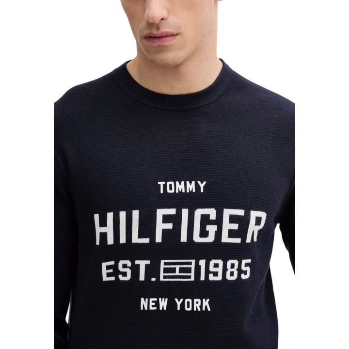 Detalle frontal del jersey Tommy Hilfiger de hombre azul oscuro