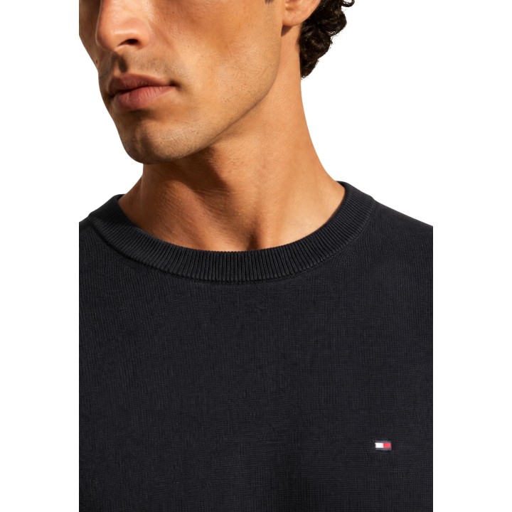 Detalle del cuello y tejido del jersey negro Tommy Hilfiger de hombre en algodón pima y cashmere