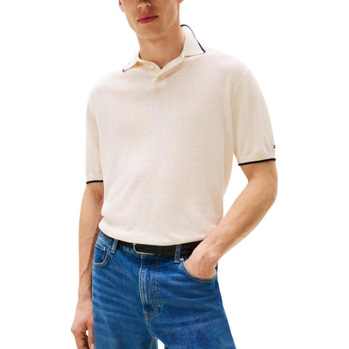 Jersey tipo polo de hombre Tommy Hilfiger marfil de Tencel y lino vista tres cuartos