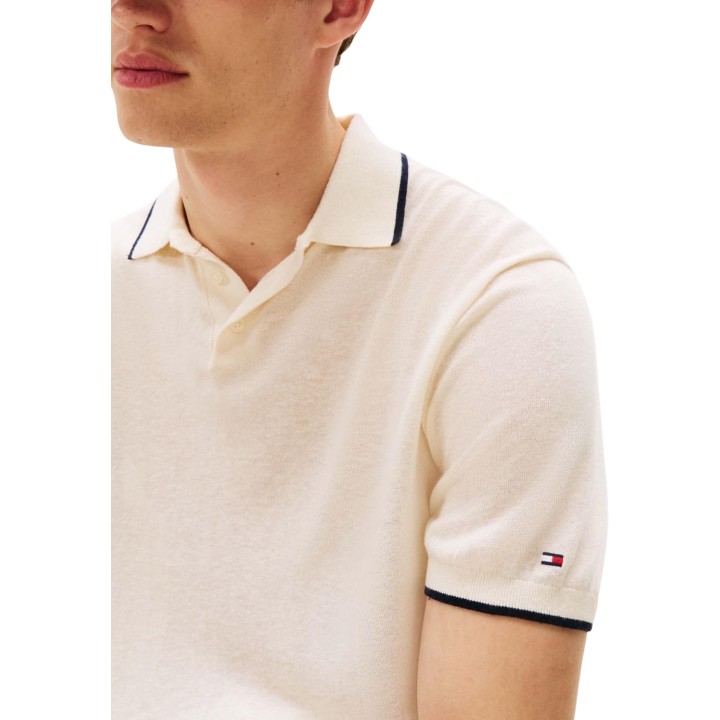 Detalle del cuello y manga del jersey polo Tommy Hilfiger marfil de Tencel y lino