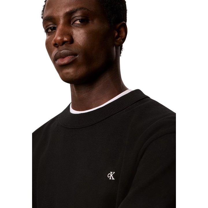 Detalle del cuello y logo de jersey negro de algodón Calvin Klein Jeans para hombre