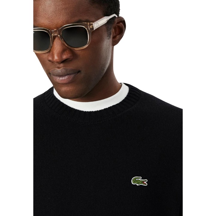 Detalle frontal del jersey Lacoste de hombre negro con logo bordado