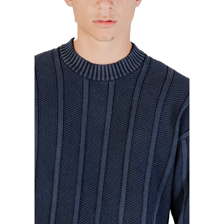 Detalle del cuello y tejido de punto del jersey Boss azul oscuro
