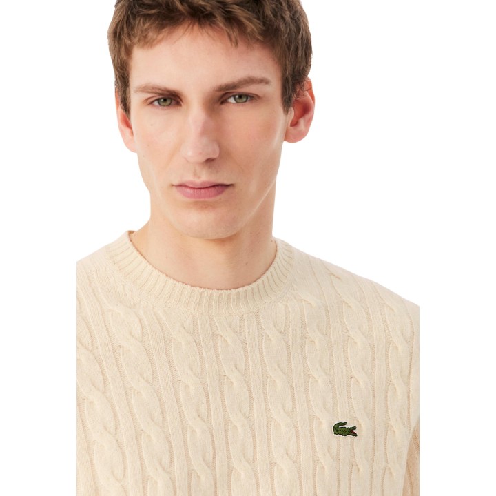 Detalle frontal del jersey Lacoste de hombre color crema AH2924-00