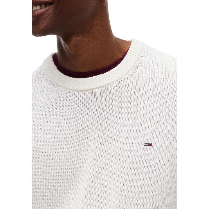 Detalle del cuello y logo de jersey blanco Tommy Hilfiger Jeans