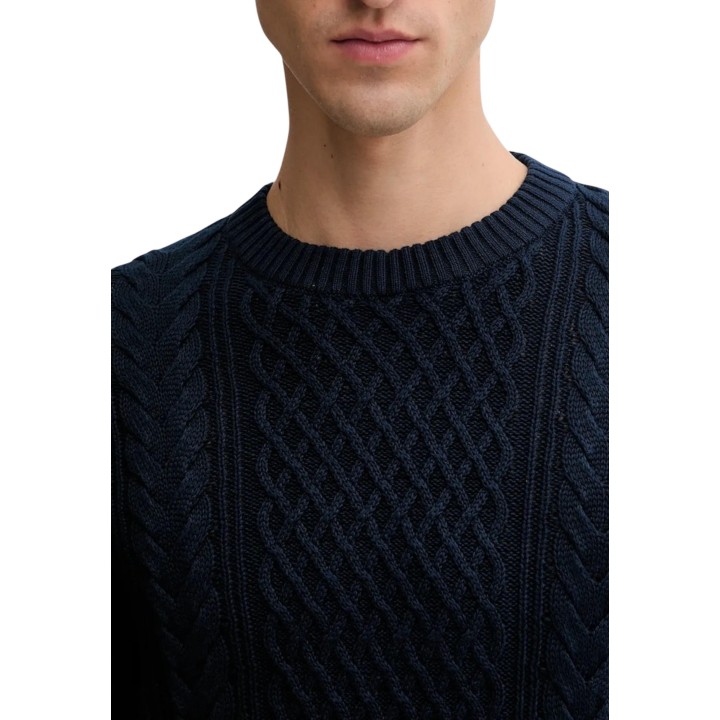 Detalle del cuello y trenzado del jersey azul oscuro Tommy Hilfiger Jeans
