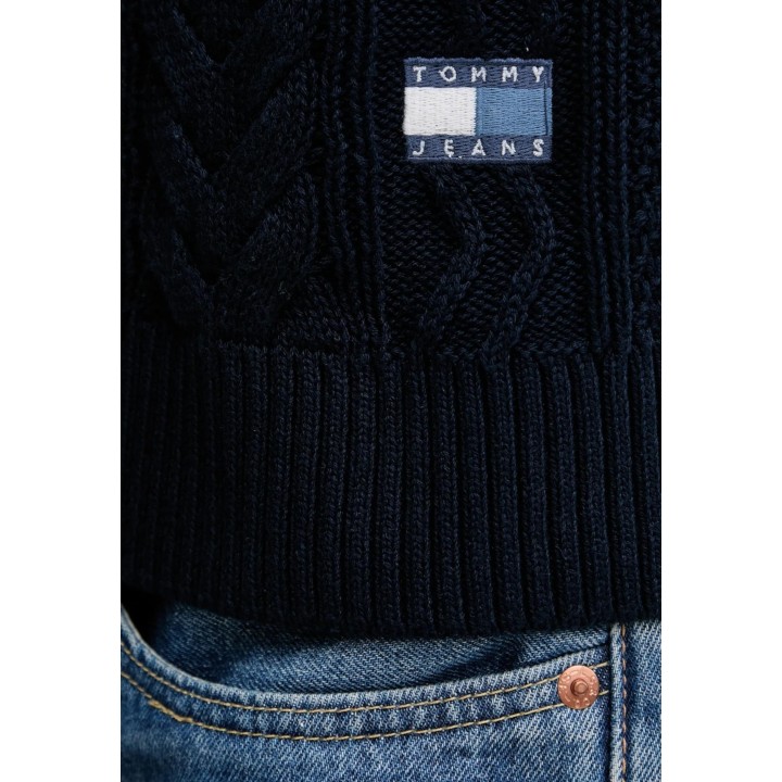 Detalle de la insignia Tommy Hilfiger Jeans en jersey azul oscuro