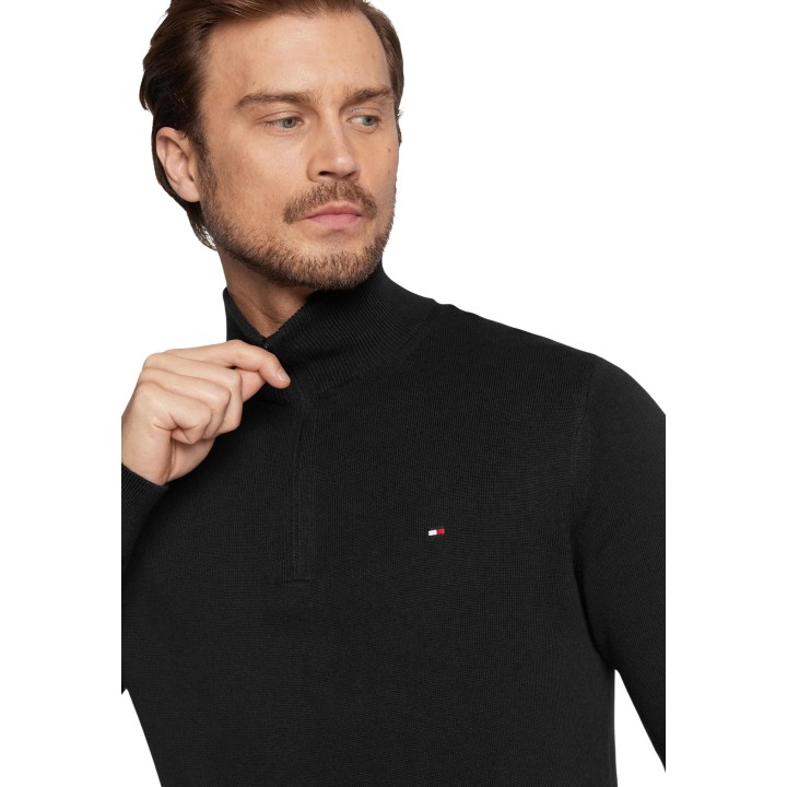 Detalle frontal del jersey negro Tommy Hilfiger Pima Org Ctn Cashmer MW0MW28049
