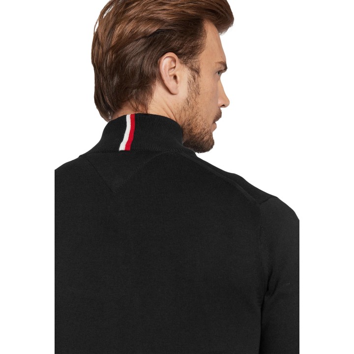 Detalle posterior del cuello del jersey negro Tommy Hilfiger MW0MW28049