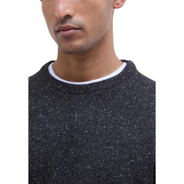 Detalle del cuello y logotipo del jersey Barbour negro Essential Tisbury Crew MKN0844