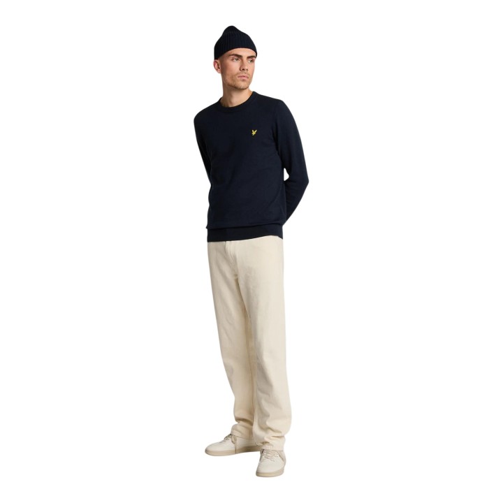Jersey de hombre Lyle & Scott KN2110VC azul oscuro de algodón merino vista tres cuartos