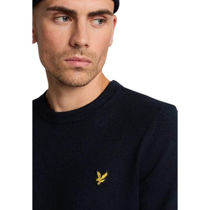 Detalle del jersey Lyle & Scott KN2110VC azul oscuro de algodón merino y su logotipo