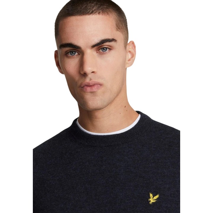 Detalle frontal del jersey negro de hombre Lyle & Scott KN2114VC