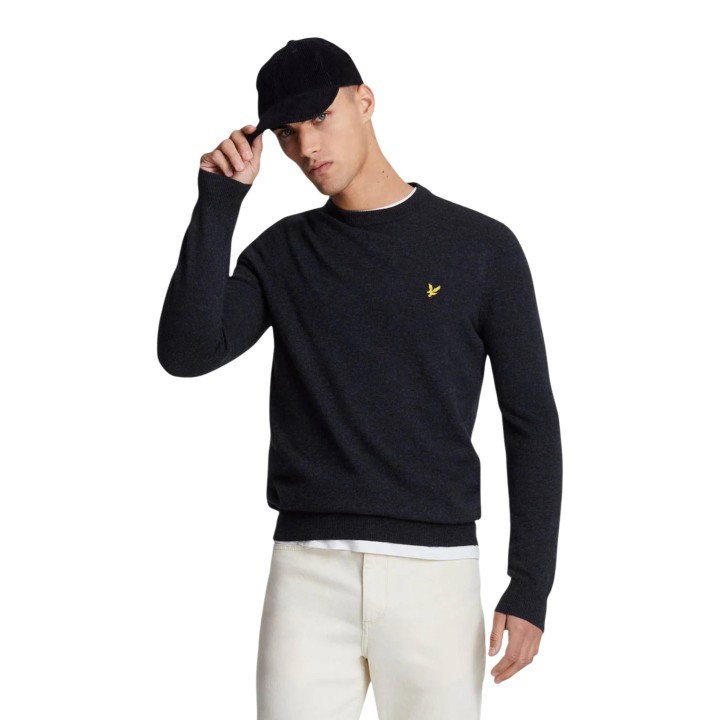 Jersey negro de hombre Lyle & Scott KN2114VC vista frontal de tres cuartos