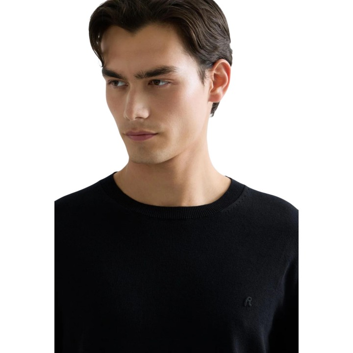 Detalle del cuello y logo del jersey negro Replay de hombre