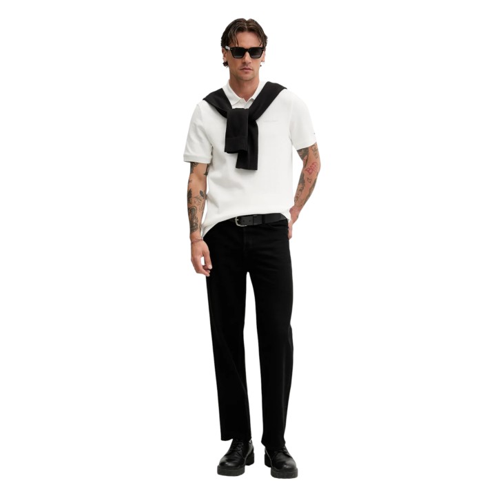 Jersey negro de hombre Tommy Hilfiger Jeans vista frontal con polo blanco