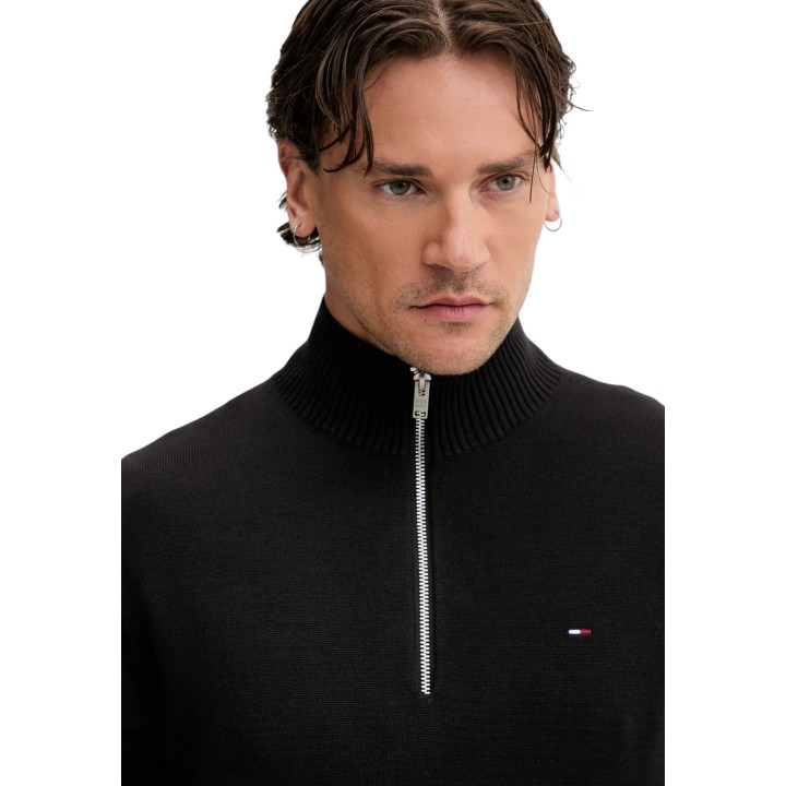 Detalle del jersey negro de hombre Tommy Hilfiger Jeans con cremallera